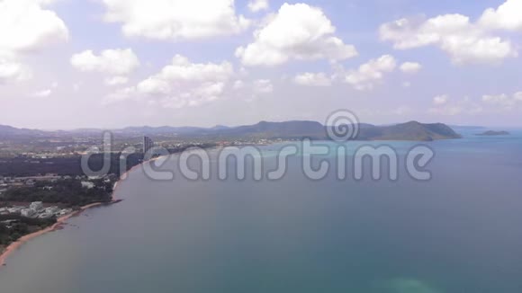 泰国芭堤雅美丽海景的俯视图海岸线和芭堤雅海的鸟瞰图视频的预览图