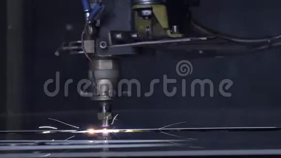 车间切割钣金重工业的现代工具危险的工作高精度钢件制造视频的预览图