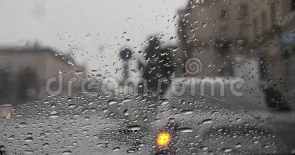 雨滴在汽车玻璃上视频的预览图