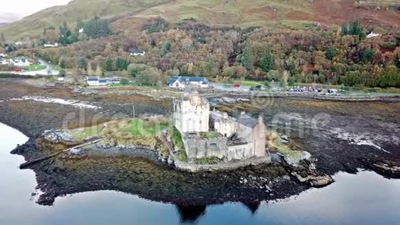 苏格兰多尼岛对历史悠久的艾琳多南城堡的鸟瞰视频的预览图