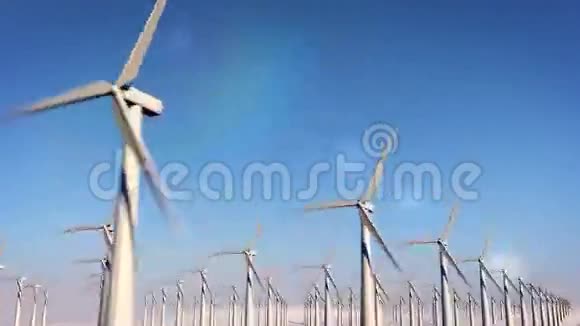 现代风车对抗蓝天视频的预览图