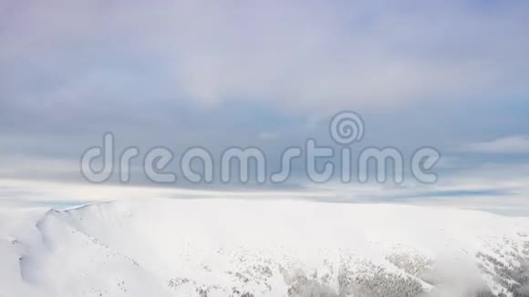 云中雪山峰视频的预览图