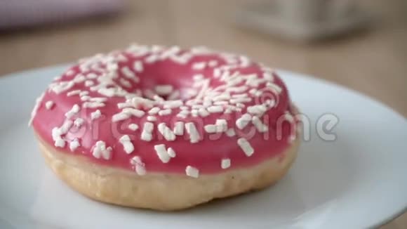 美味的甜甜圈在盘子上旋转无缝可循环视频的预览图