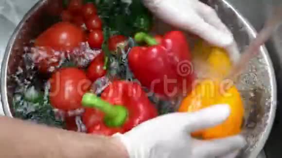 男性洗手新鲜蔬菜视频的预览图
