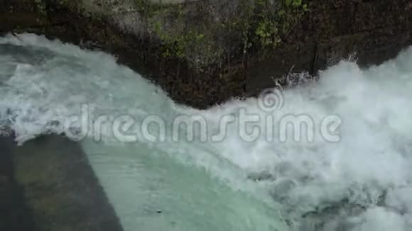 在冰冷的河流中流动和泼水视频的预览图