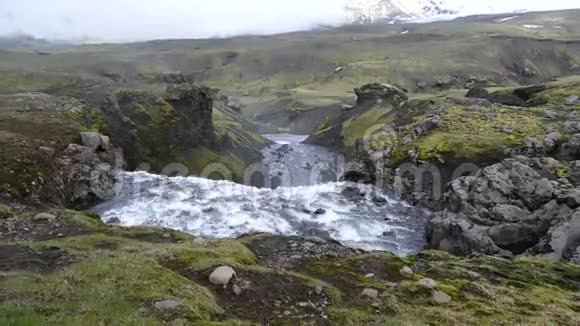 冰岛南亨的斯科加河上美丽的瀑布视频的预览图
