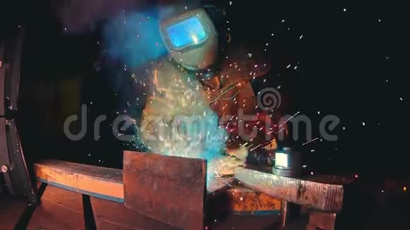 超慢动作专业半自动焊接套件视频的预览图
