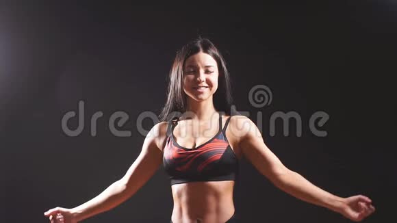 年轻女性健身模特在工作室摆姿势视频的预览图