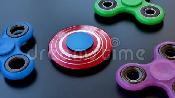 流行的彩色坐立不安的黑色背景旋转玩具视频的预览图