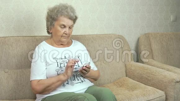 老奶奶在家拿着手机视频的预览图