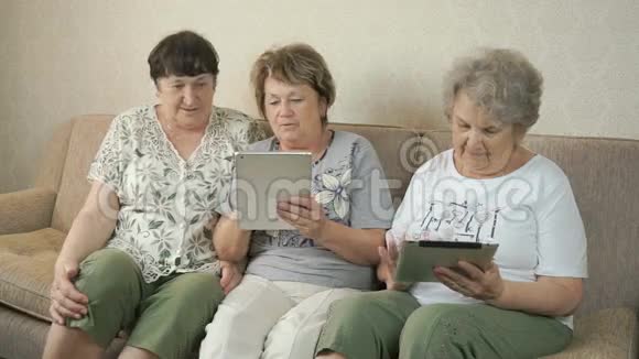 老女人在家里互相交谈视频的预览图