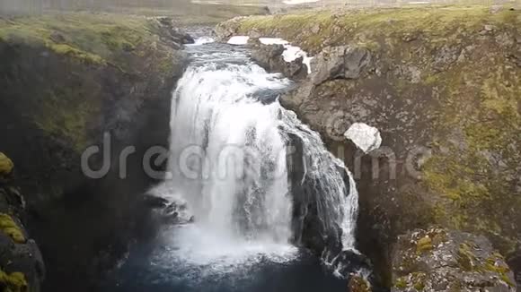 位于冰岛南亨的斯科加河上美丽的瀑布视频的预览图