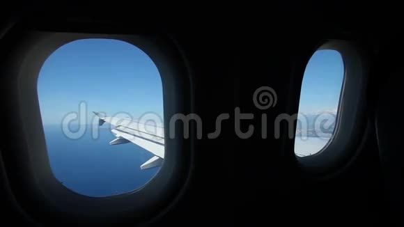 飞机机翼通过飞机窗口的视图视频的预览图