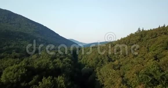 俄罗斯高加索夏季绿树和山的高空俯视图视频的预览图