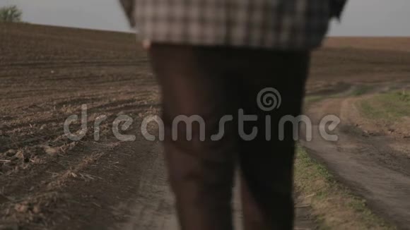 长胡子的人穿着西装赤脚在田野里视频的预览图