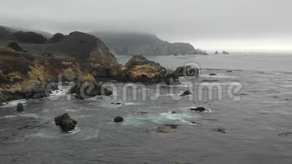 北加利福尼亚海洋和崎岖海岸的鸟瞰图视频的预览图