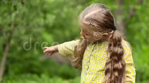大自然上的小女孩视频的预览图