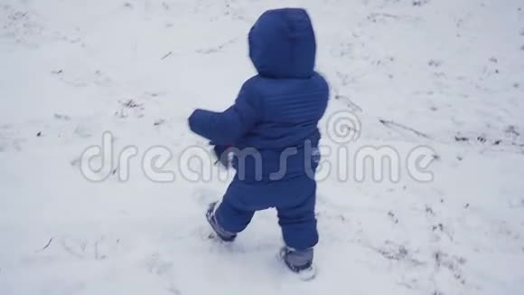 冬天森林里快乐的一岁男孩用万向节制作视频的预览图