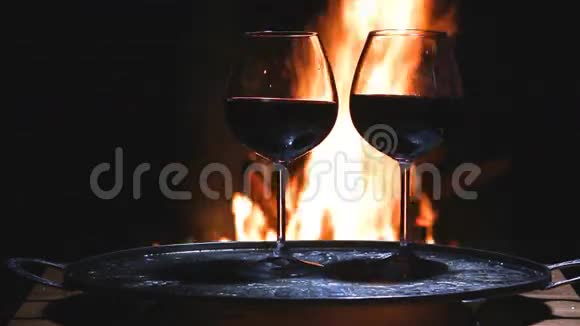 两杯背景带火焰的葡萄酒视频的预览图