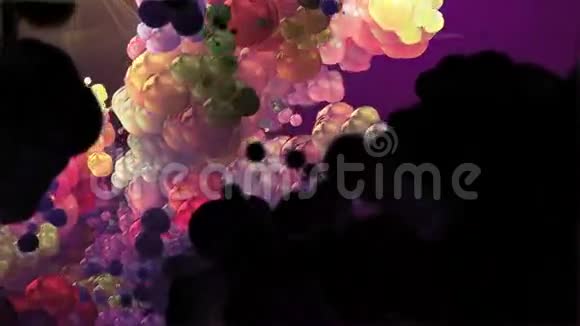背景带有移动的紫色气泡视频的预览图