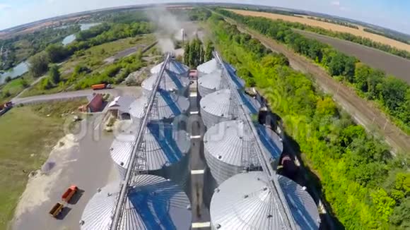 从无人机起飞的谷物终端的飞行谷物储存和干燥的谷物工厂粮食终端工厂视频的预览图