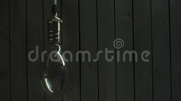 灯泡在木制背景上照明视频的预览图