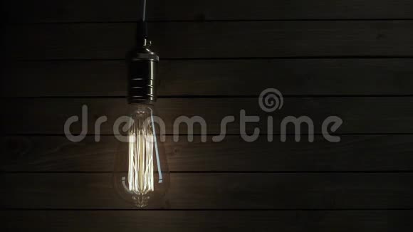 灯泡在木制背景上照明视频的预览图