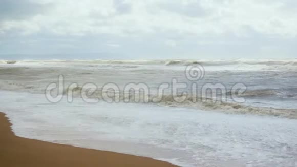 带着沙滩的海洋风暴视频的预览图