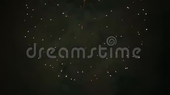 爆炸和五彩缤纷的节日烟花在夜空视频的预览图