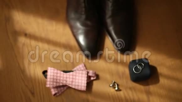 男鞋和领结婚礼用品和新郎服装视频的预览图