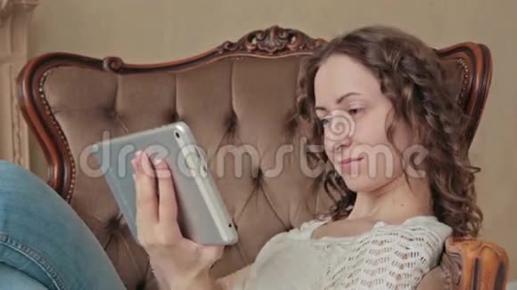 女人用平板电脑视频的预览图