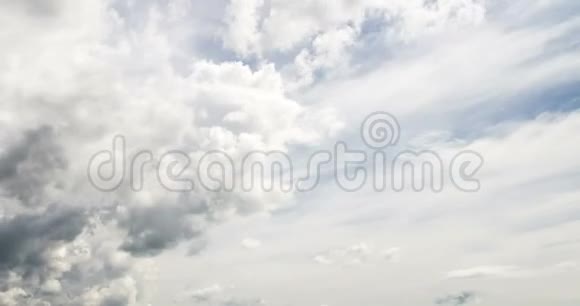 4k延时摄影白天天空与蓬松云视频循环视频的预览图