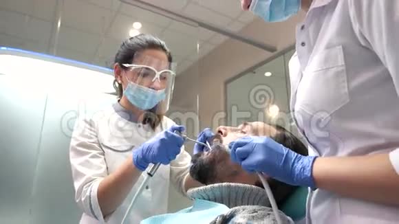 牙医办公室的病人视频的预览图