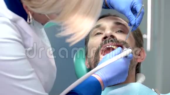 牙医清洁牙齿视频的预览图
