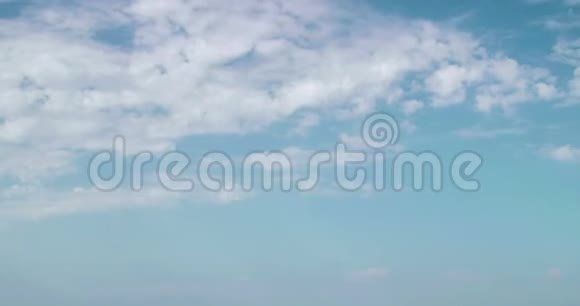 4k延时摄影白天天空与蓬松云视频循环视频的预览图