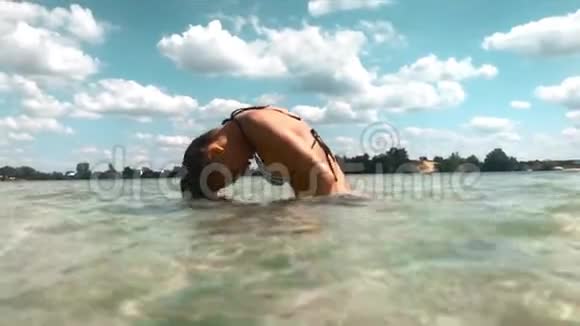 穿着泳装的可爱少女在海中嬉戏视频的预览图