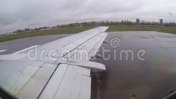 飞机起飞时从窗口看到飞机机翼视频的预览图