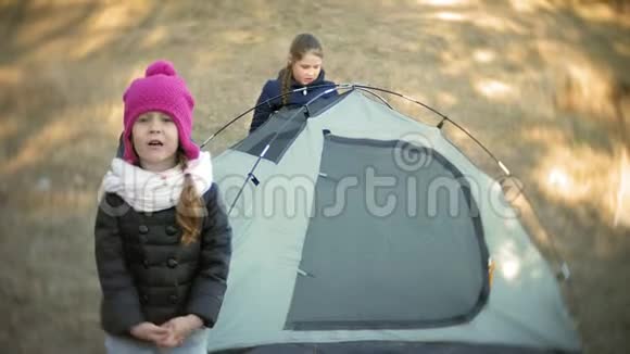 孩子们在森林里的大自然上聚集一个旅游帐篷视频的预览图