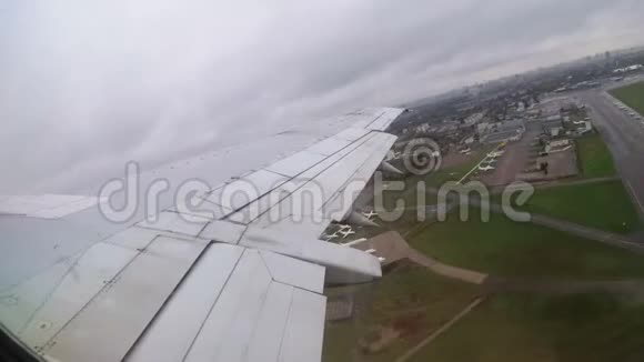 从飞机起飞时机翼上的窗户可以看到视频的预览图