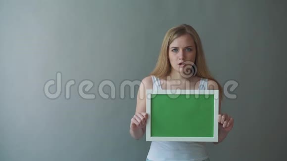 迷人的女人显示绿键共空间与跟踪点视频的预览图