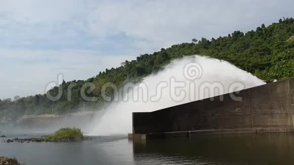 泰国KhunDanPrakarnChon大型混凝土大坝泄洪视频的预览图