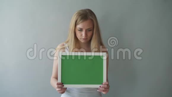 迷人的女人显示绿键共空间与跟踪点视频的预览图