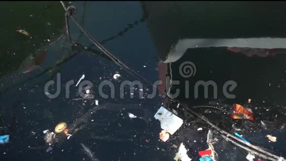 垃圾和漂浮在水面上的垃圾视频的预览图