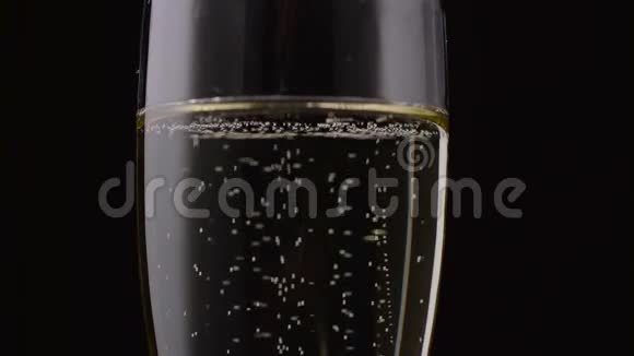 香槟倒入玻璃杯中黑色背景关门视频的预览图