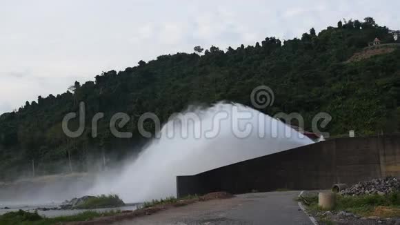 泰国KhunDanPrakarnChon大型混凝土大坝泄洪视频的预览图
