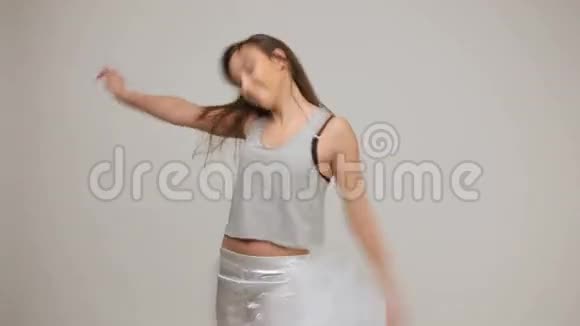 年轻的跳舞女孩视频的预览图