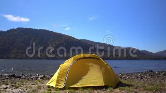 黄色帐篷在山湖畔花费视频的预览图