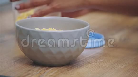 老式妇女在白色早餐烹饪与薄片和牛奶饮食摩丝玉米片健康饮食的概念视频的预览图