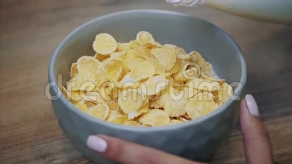 老式妇女在白色早餐烹饪与薄片和牛奶饮食摩丝玉米片健康饮食的概念视频的预览图