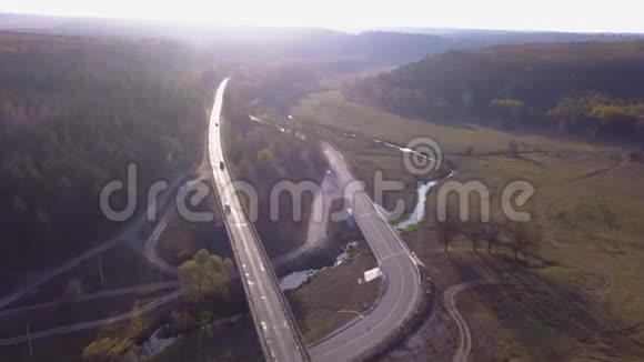 4K航向飞行飞越高速公路视频的预览图